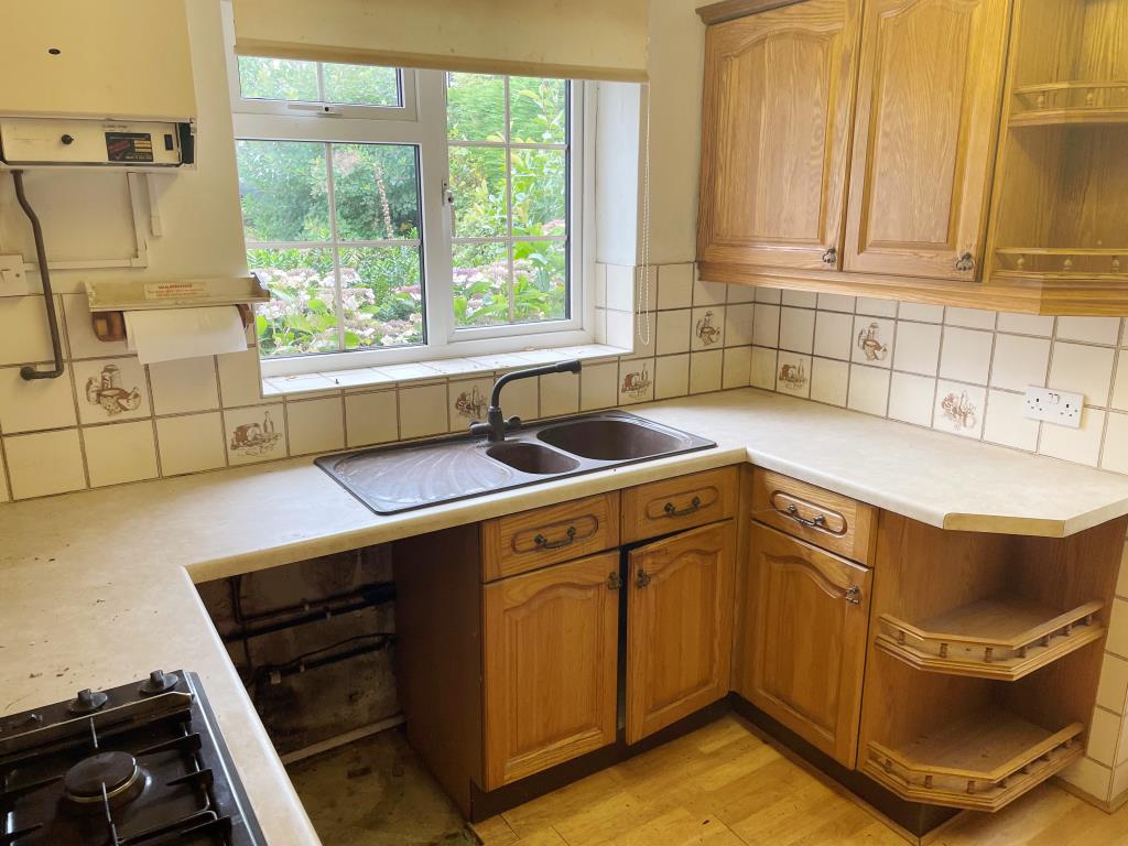 Lot: 28 - DETACHED HOUSE AND LARGE GARDEN WITH POTENTIAL - Kitchen to front with fitted units